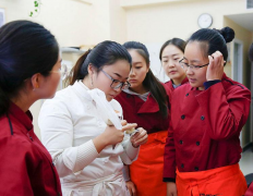 女孩学西点烘焙好不好？前景怎样